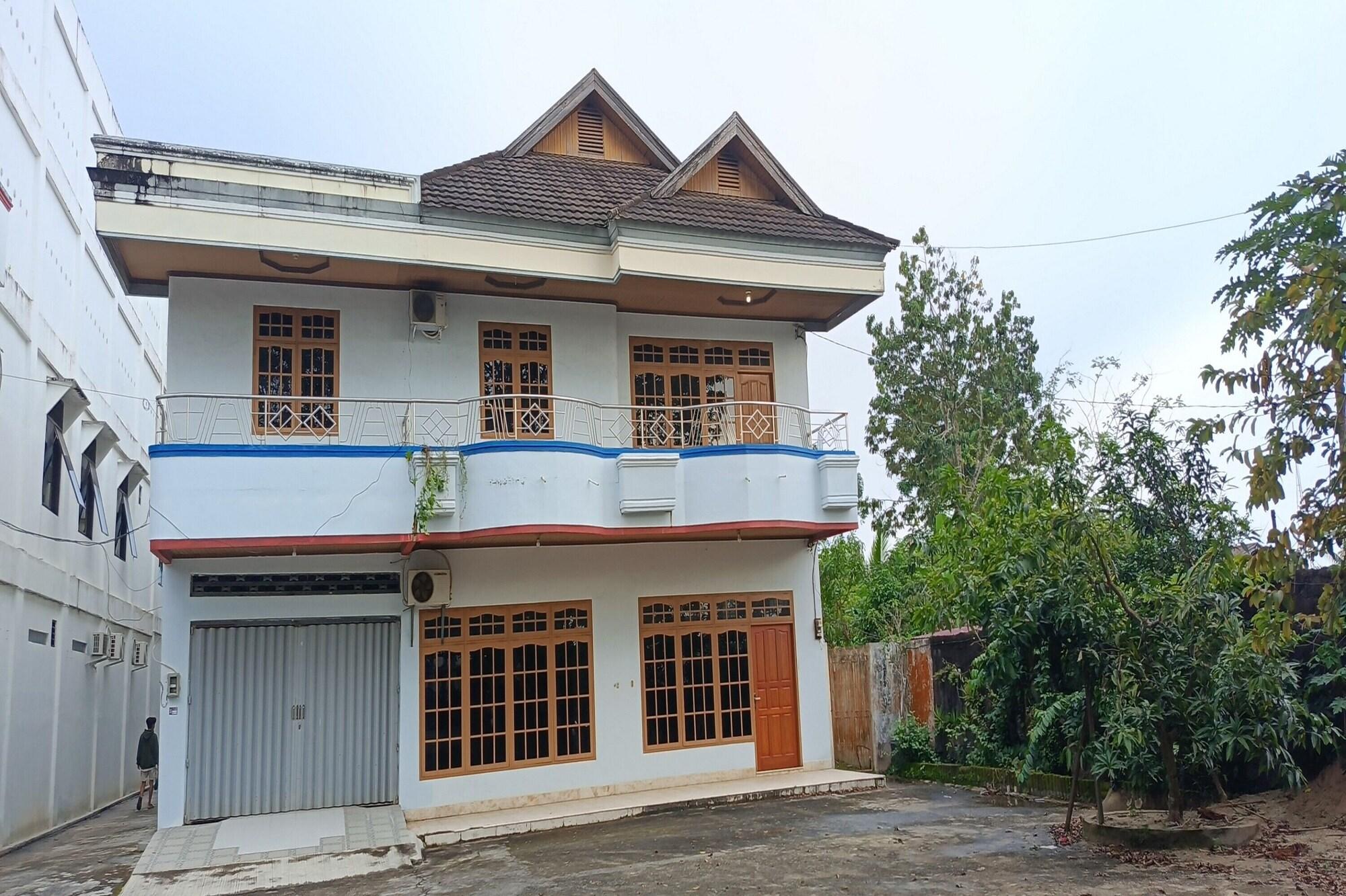 Varios OYO 93652 Karunia Kost & PenginapanNearSiring Marabahan (Ulek Barito)