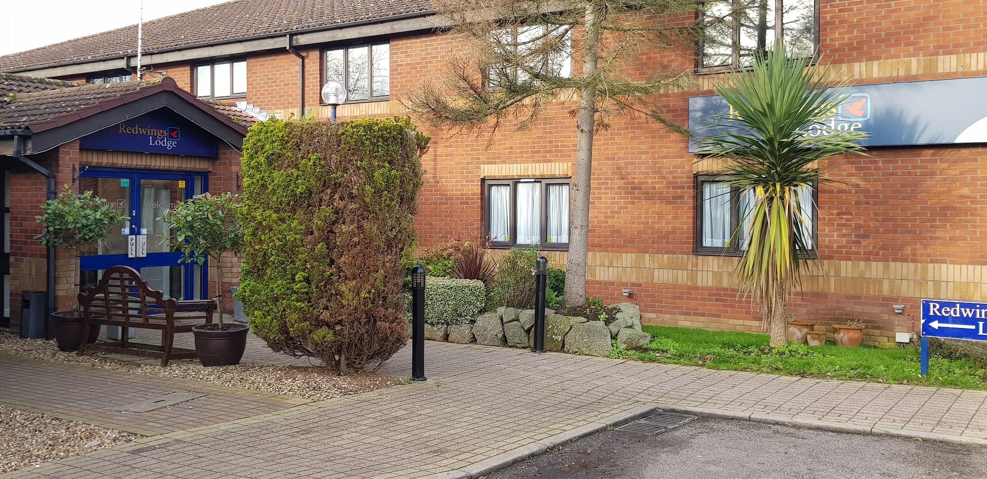 Vista Exterior Redwings Lodge Dunstable