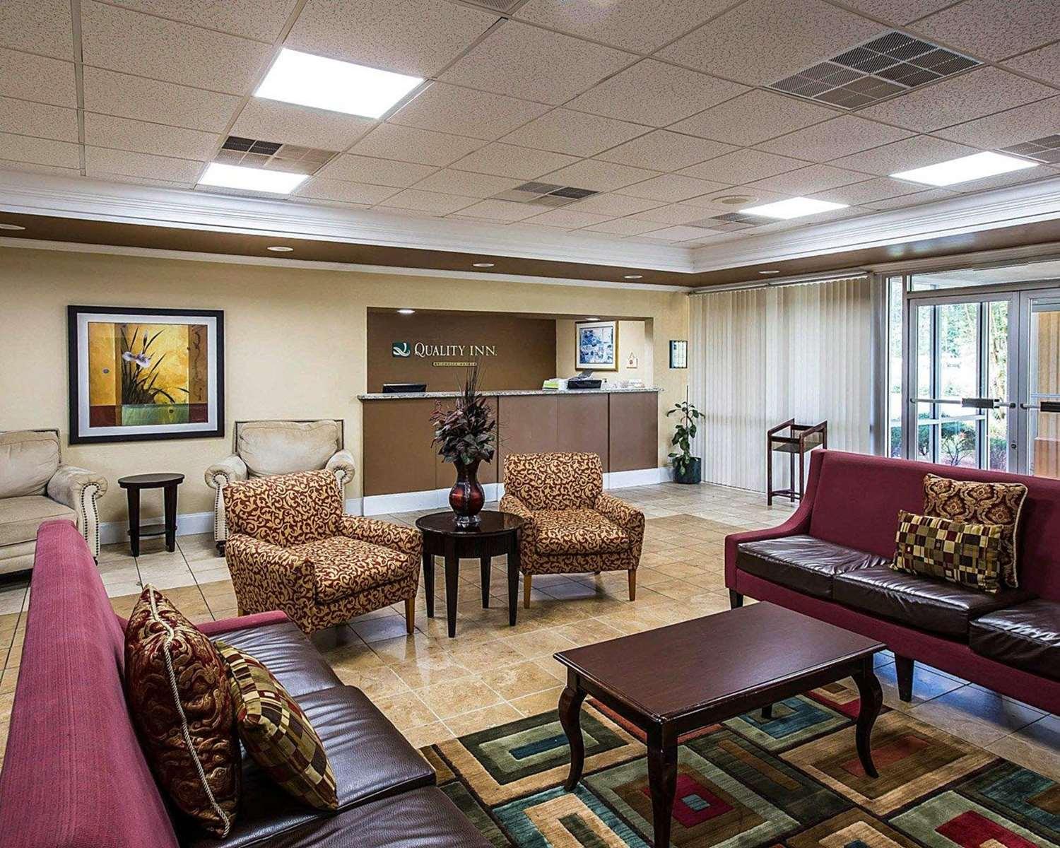Vista Lobby Red Roof Inn & Suites Anderson, SC