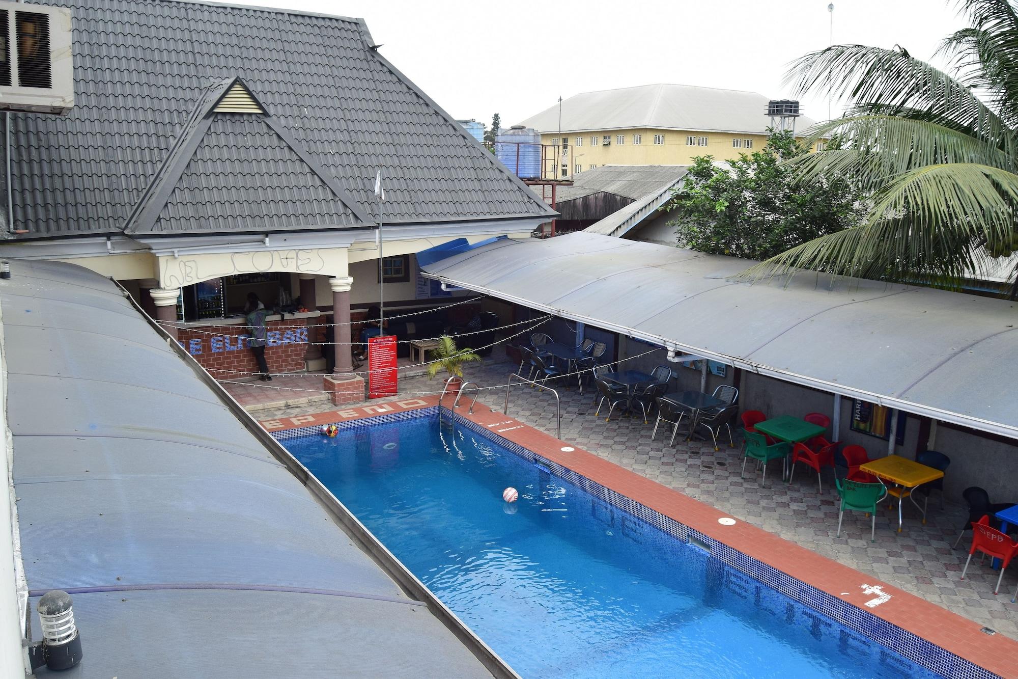 Vista Exterior De'elites Pool Bar & Inn
