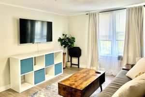 Alquiler Vacacional - Chic, Cozy & New! Great location, Street Parking with AC