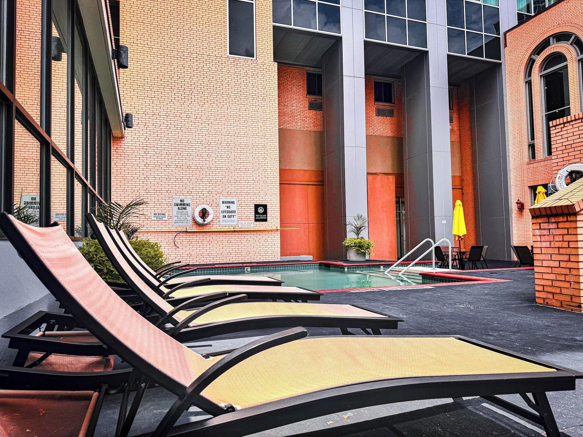 Vista Piscina Clayton Plaza Hotel & Extended Stay