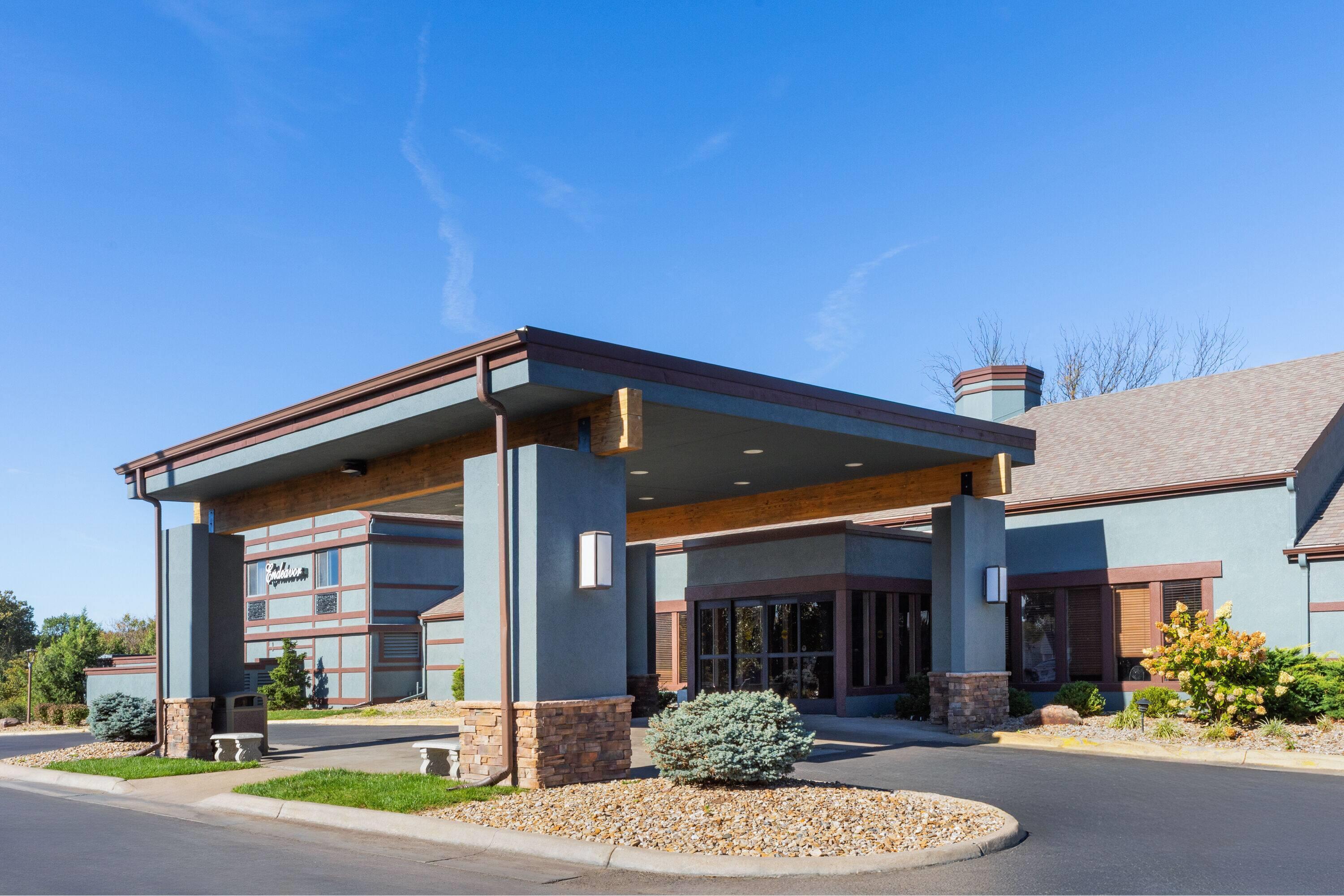 Vista Exterior Endeavor Inn & Suites, Trademark Collection by Wyndham