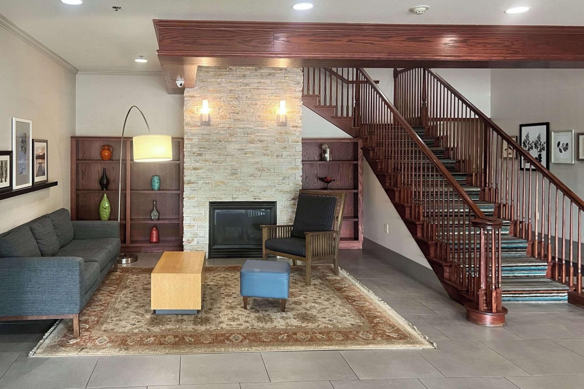 Vista Lobby Comfort Inn & Suites St. Paul Northeast