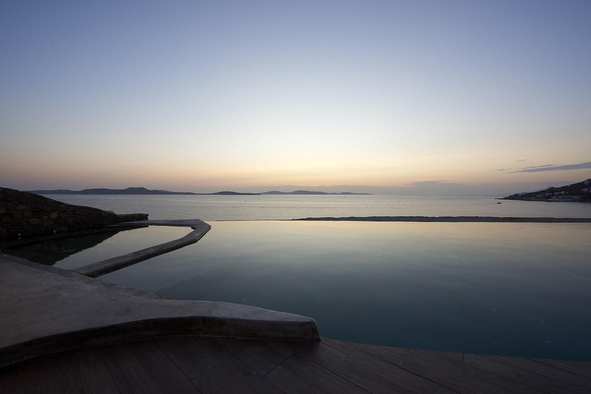 Vista da piscina Amazon Mykonos Resort & Spa