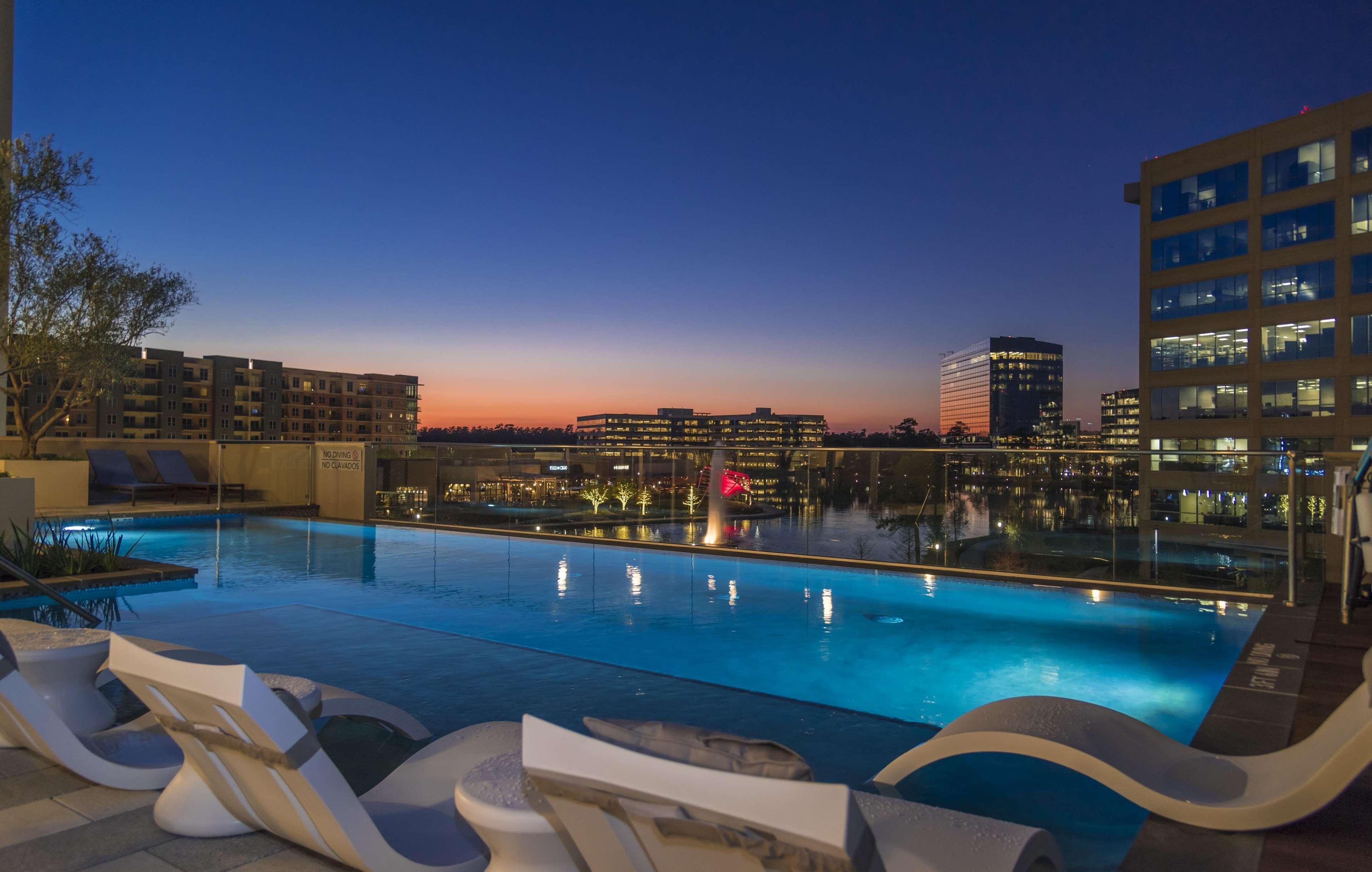 Vista Piscina Embassy Suites by Hilton The Woodlands at Hughes Landing
