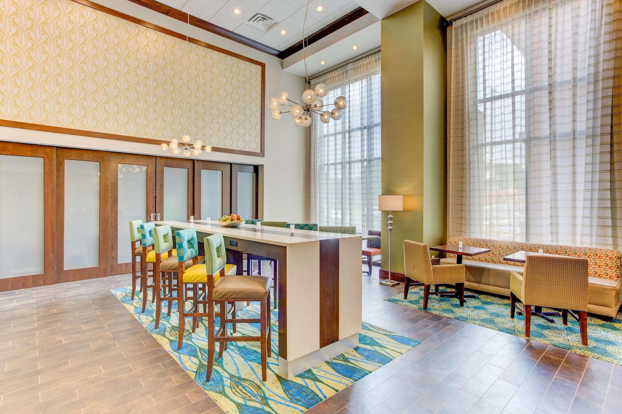 Vista Lobby Hampton Inn & Suites Manchester