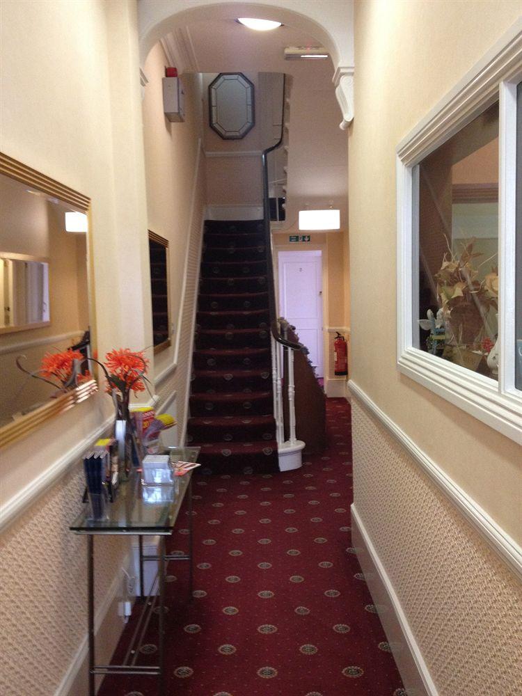 Varios Balmoral House Hotel