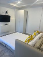Alquiler Vacacional - Brighton Guest Suite – Walk to Bay St, Train, Sky Bus and Beach. Free Parking!