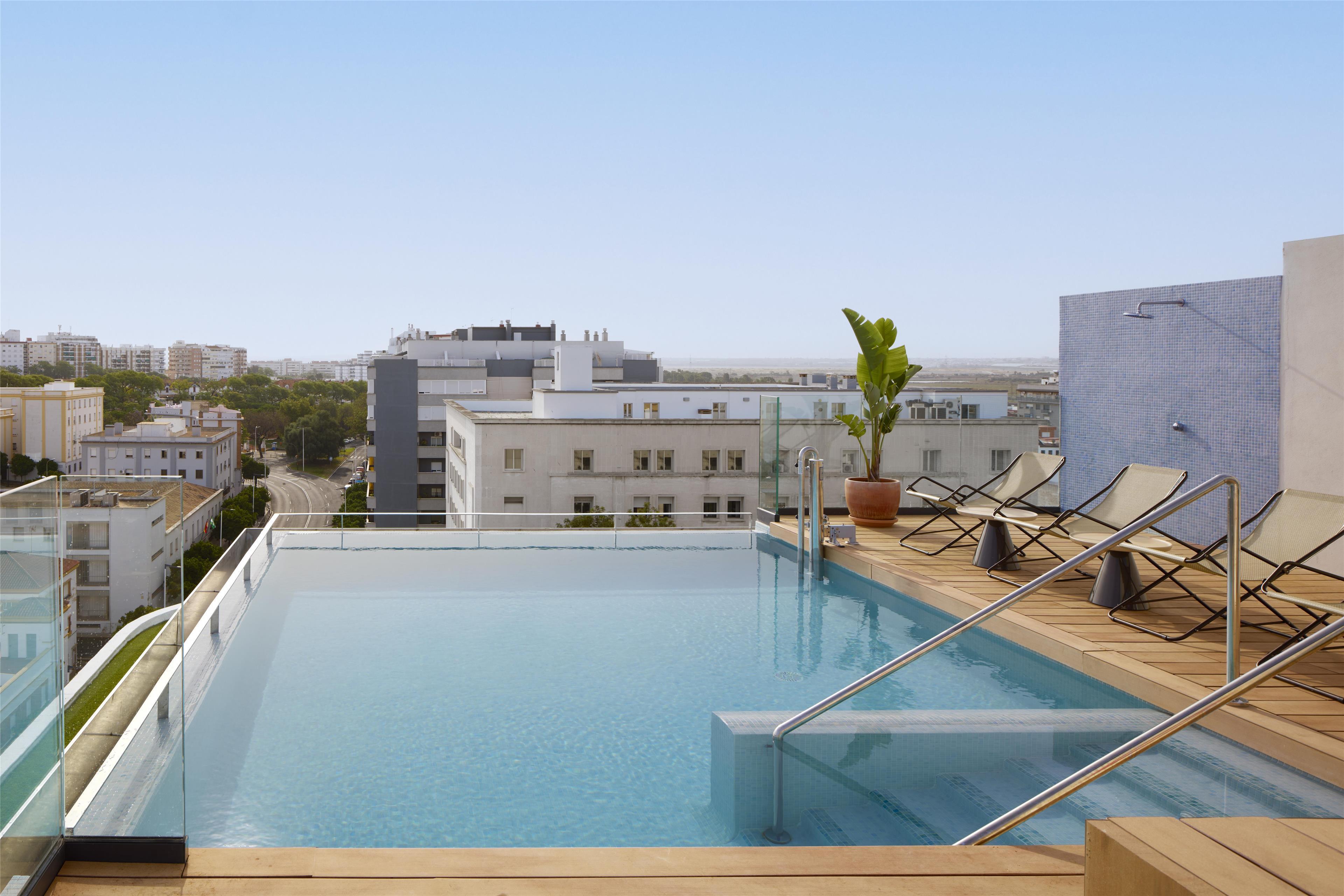 Vista Piscina NH Luz Huelva