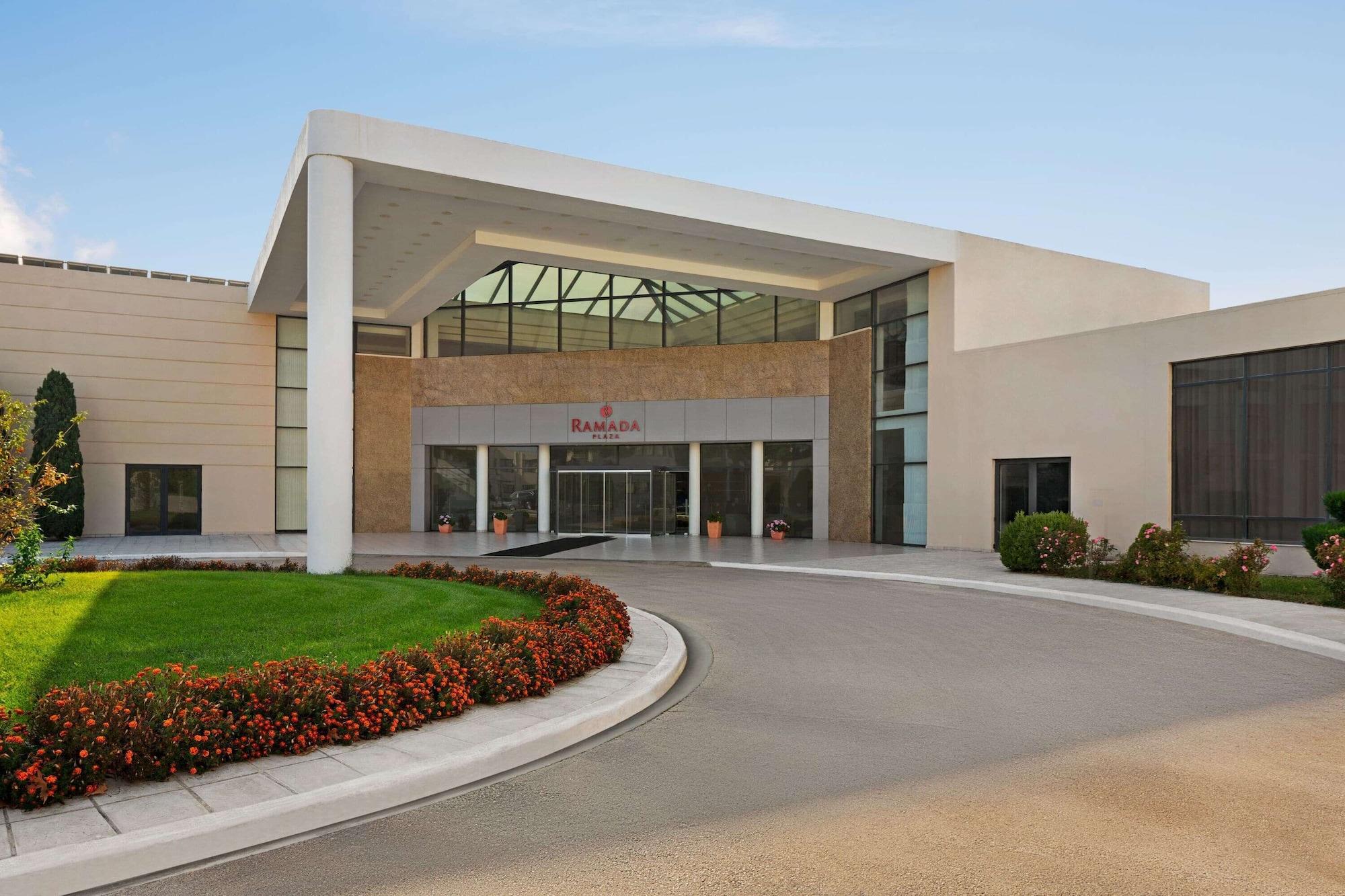 Vista Exterior Ramada Plaza by Wyndham Thraki