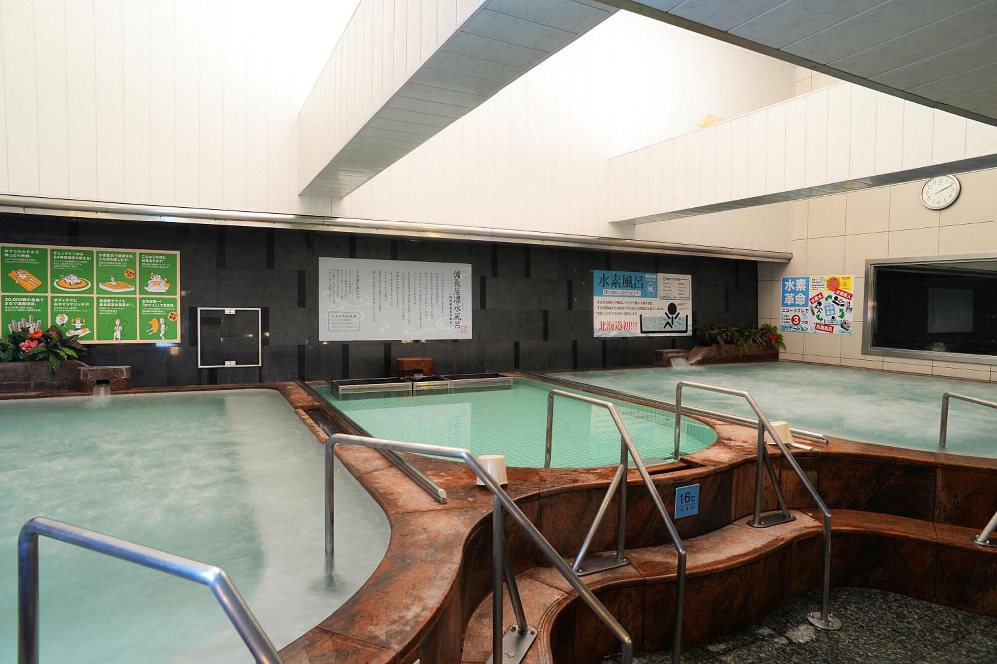 Vista Piscina Nikoh Capsule Hotel Refre - Hostel - Caters to Men