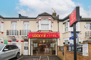 Alojamiento - Lucky 8 Hotel