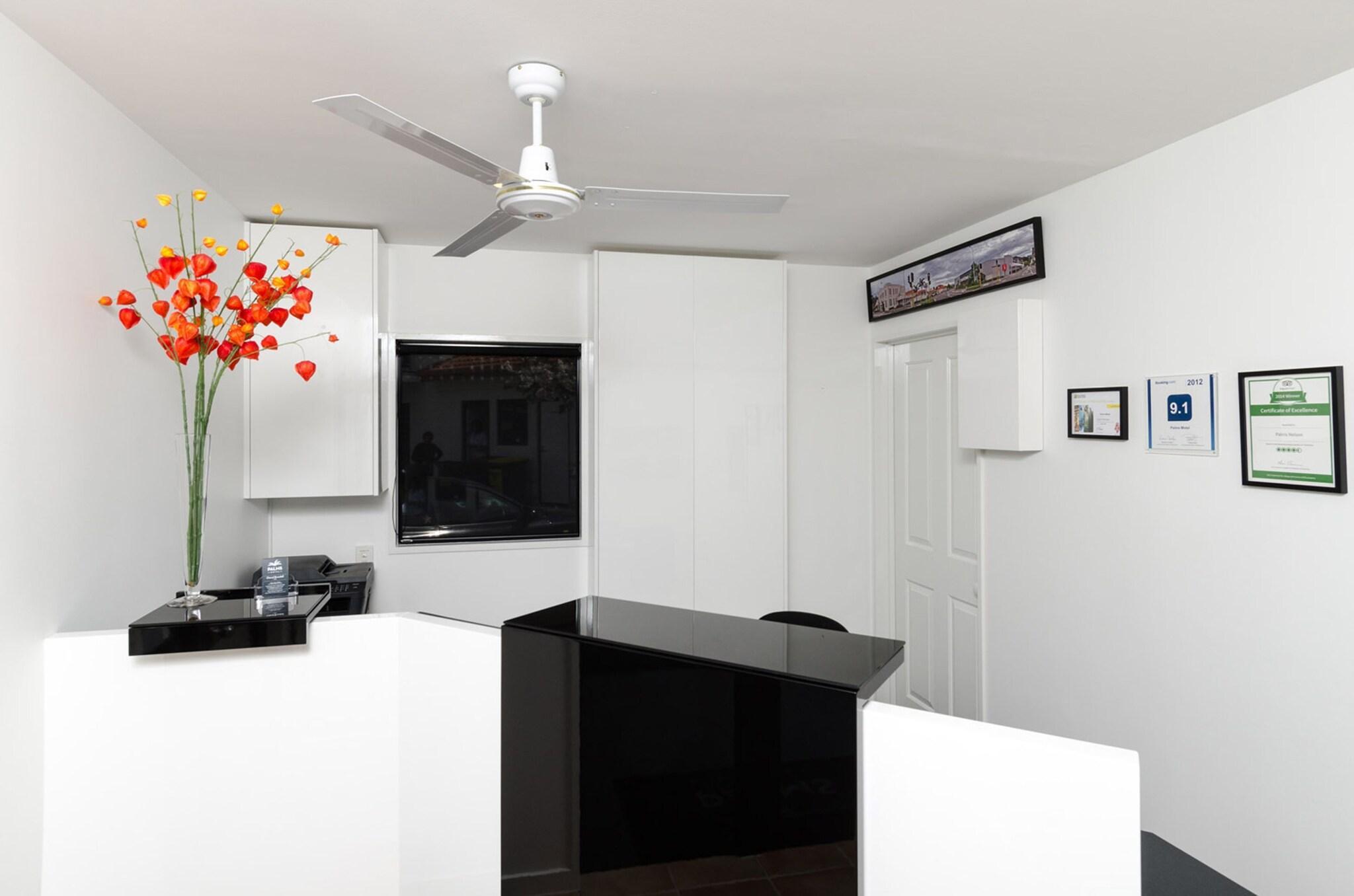 Vista Lobby Palms Motel