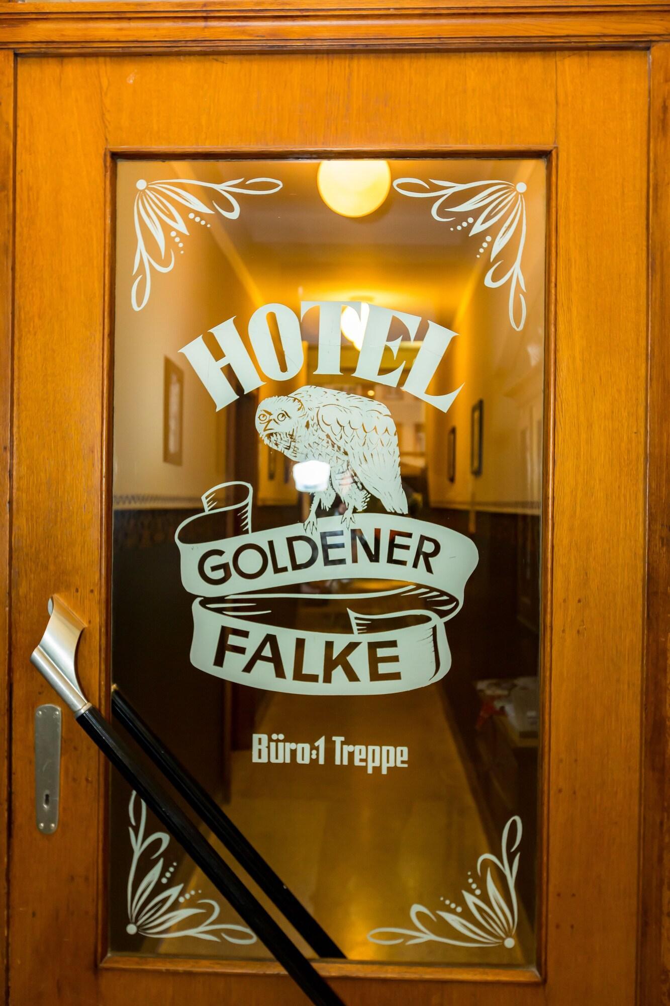 Vista Exterior Goldener Falke
