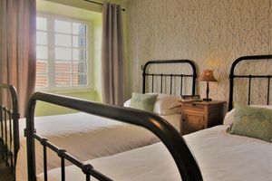 Alquiler Vacacional - Stylish elevated village house with stunning countryside views.