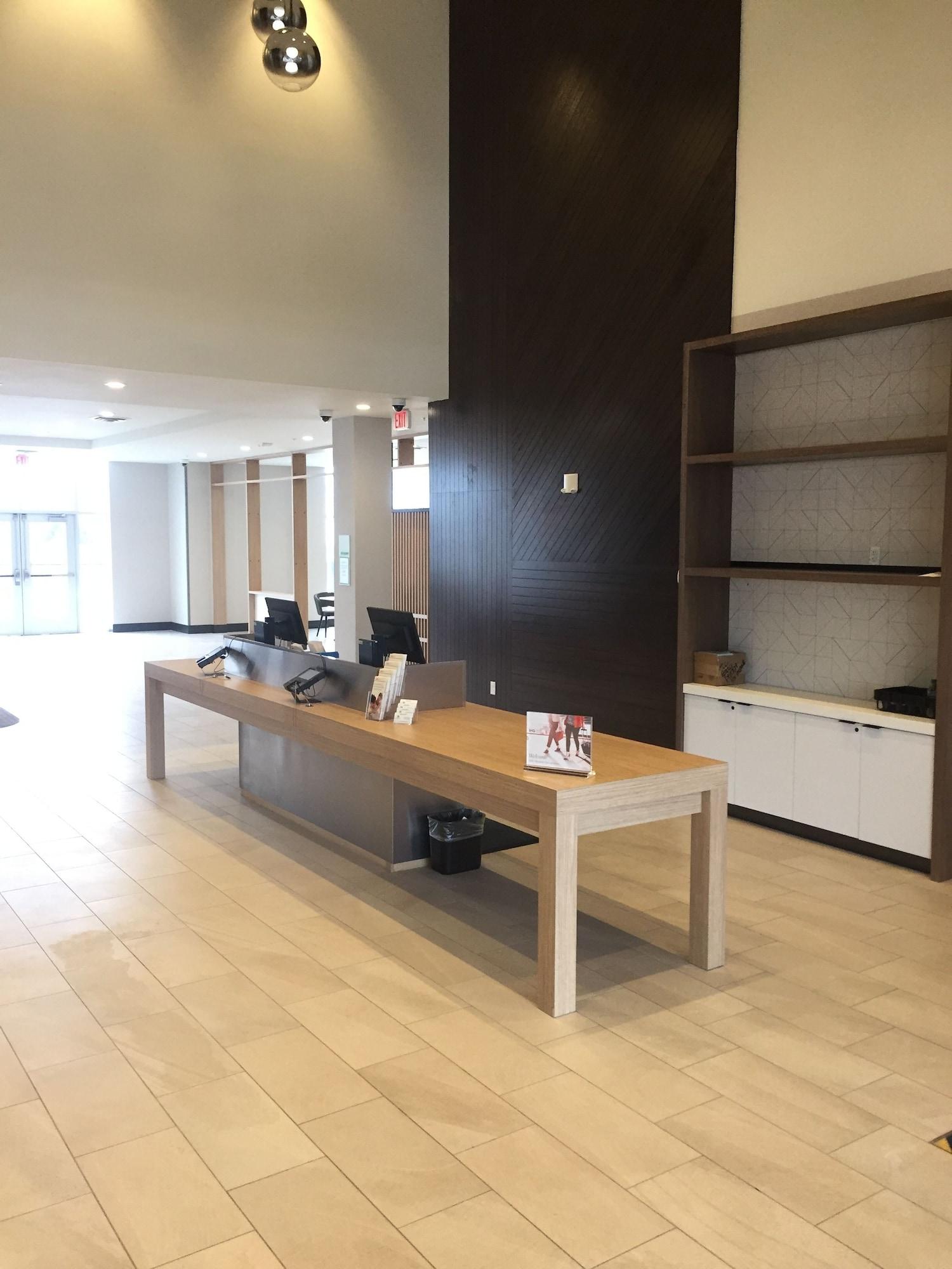 Vista Lobby Holiday Inn Hotels and Suites Mount Pleasant by IHG