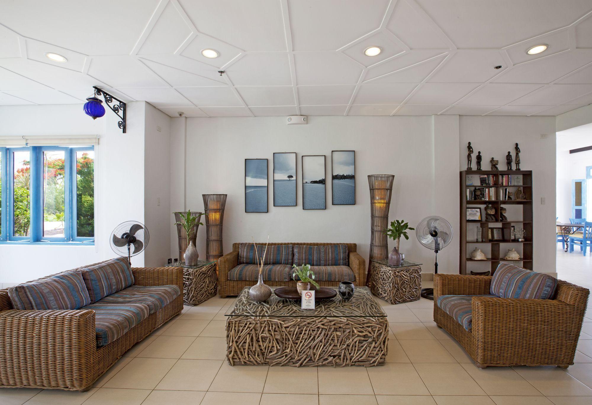 Vista Lobby Microtel By Wyndham Puerto Princesa