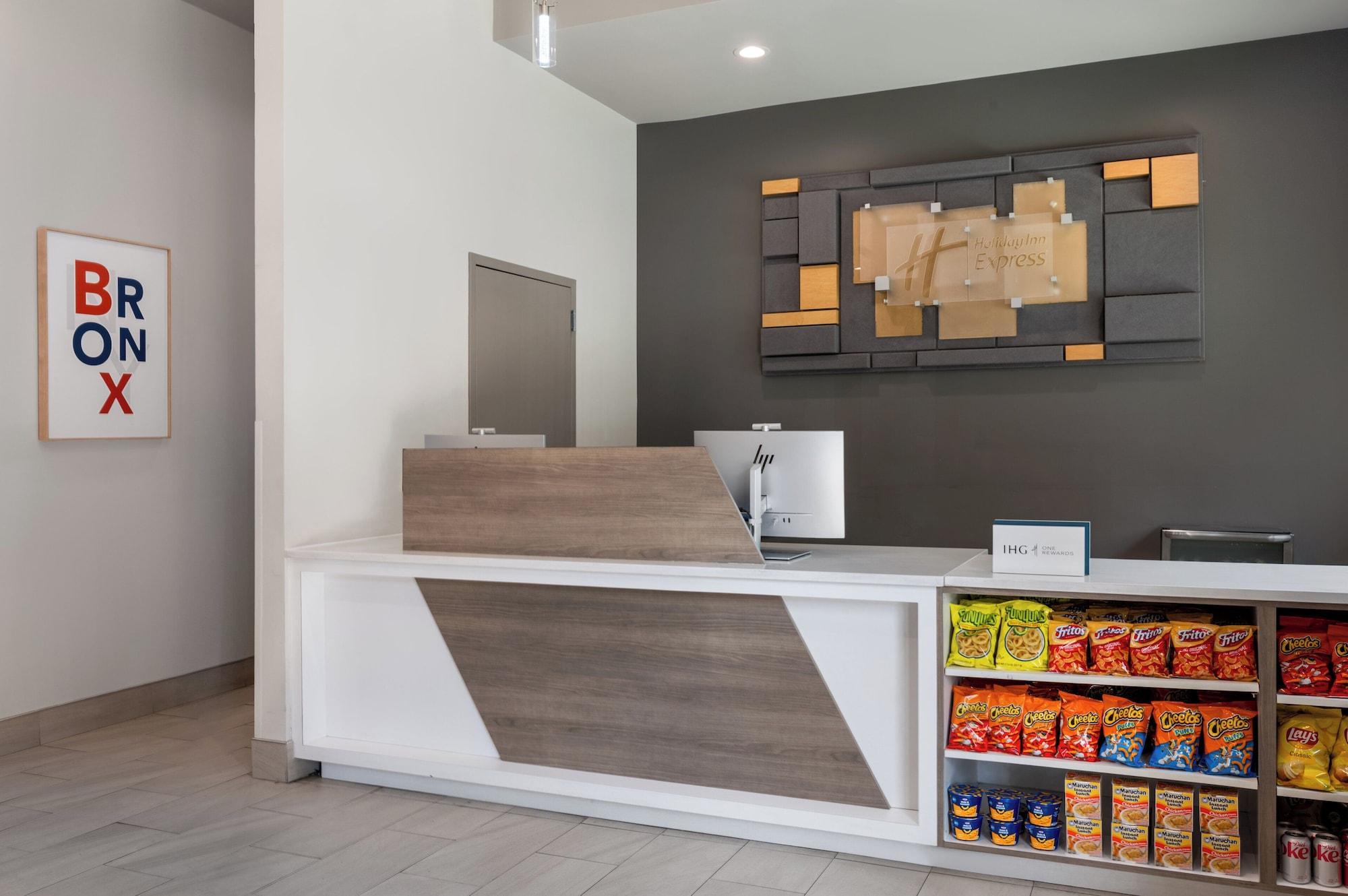 Vista Exterior Holiday Inn Express & Suites Bronx - Zoo Area by IHG