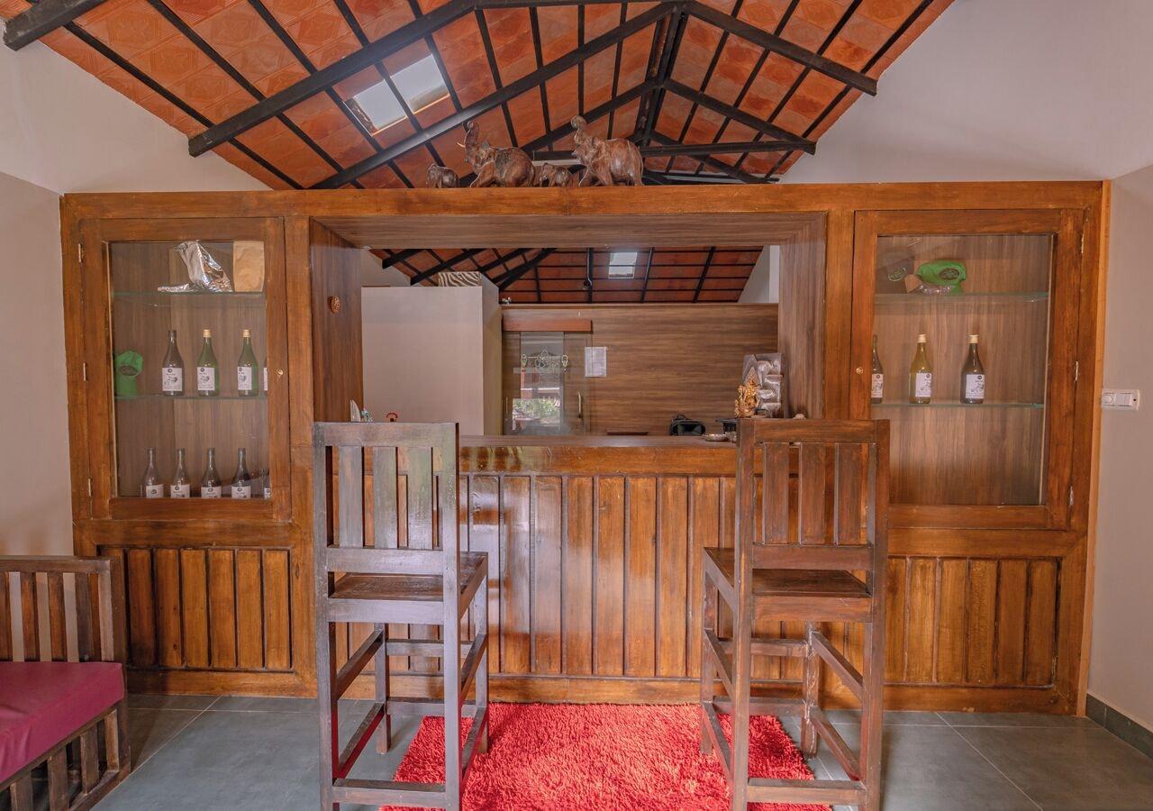 Bar/Salón Clover Holiday Village Coorg Resort by VOYE HOMES