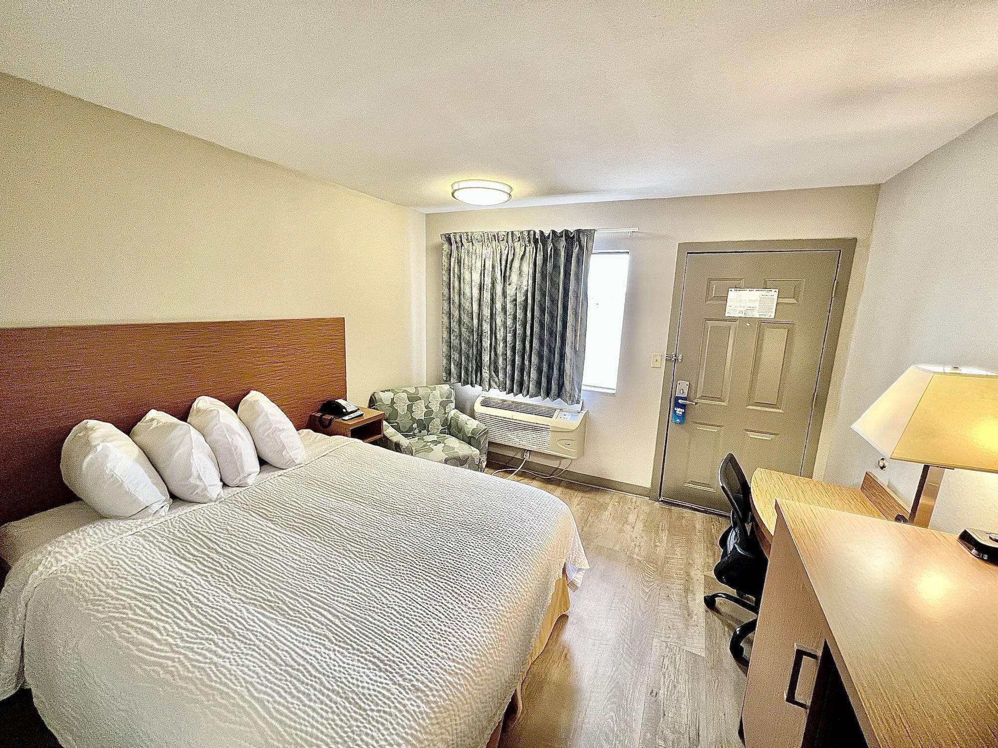 Habitación Days Inn & Suites by Wyndham Arlington Near Six Flags