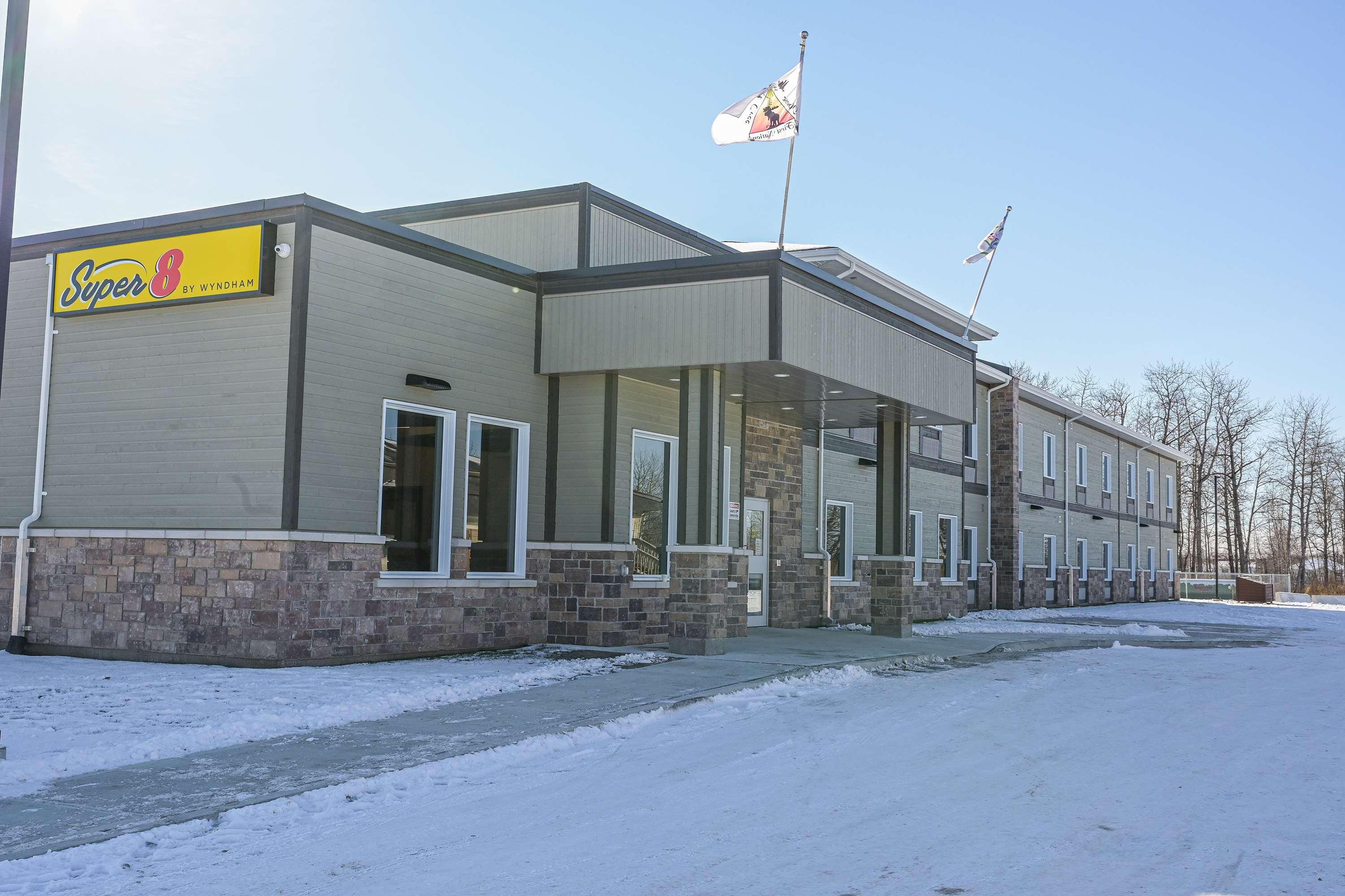 Vista Exterior Super 8 by Wyndham Moosonee