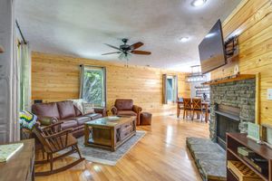Alquiler Vacacional - Dreamy Dahlonega Cabin w/ Deck & Fireplace!