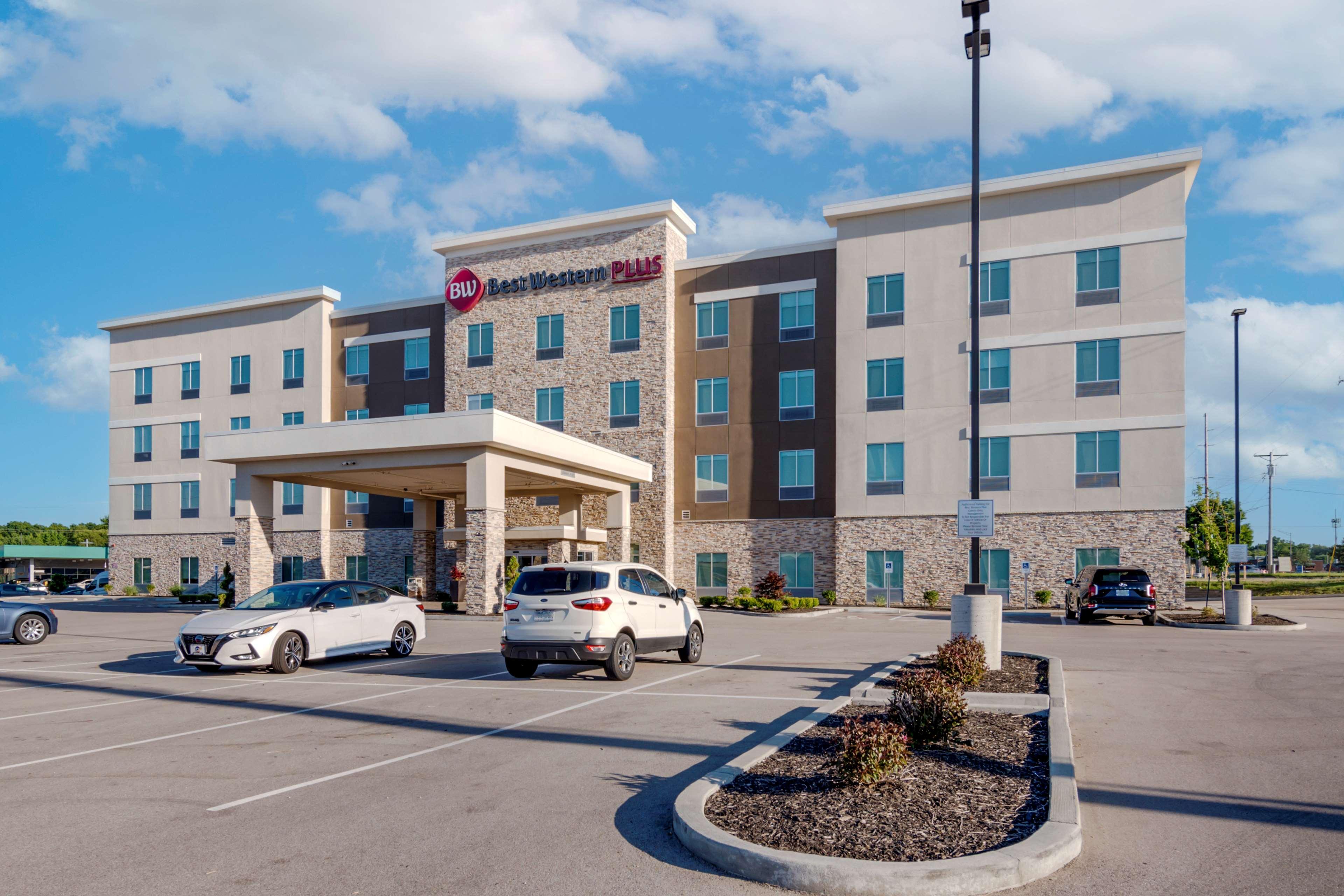 Vista Exterior Best Western Plus St. Louis Airport Hotel
