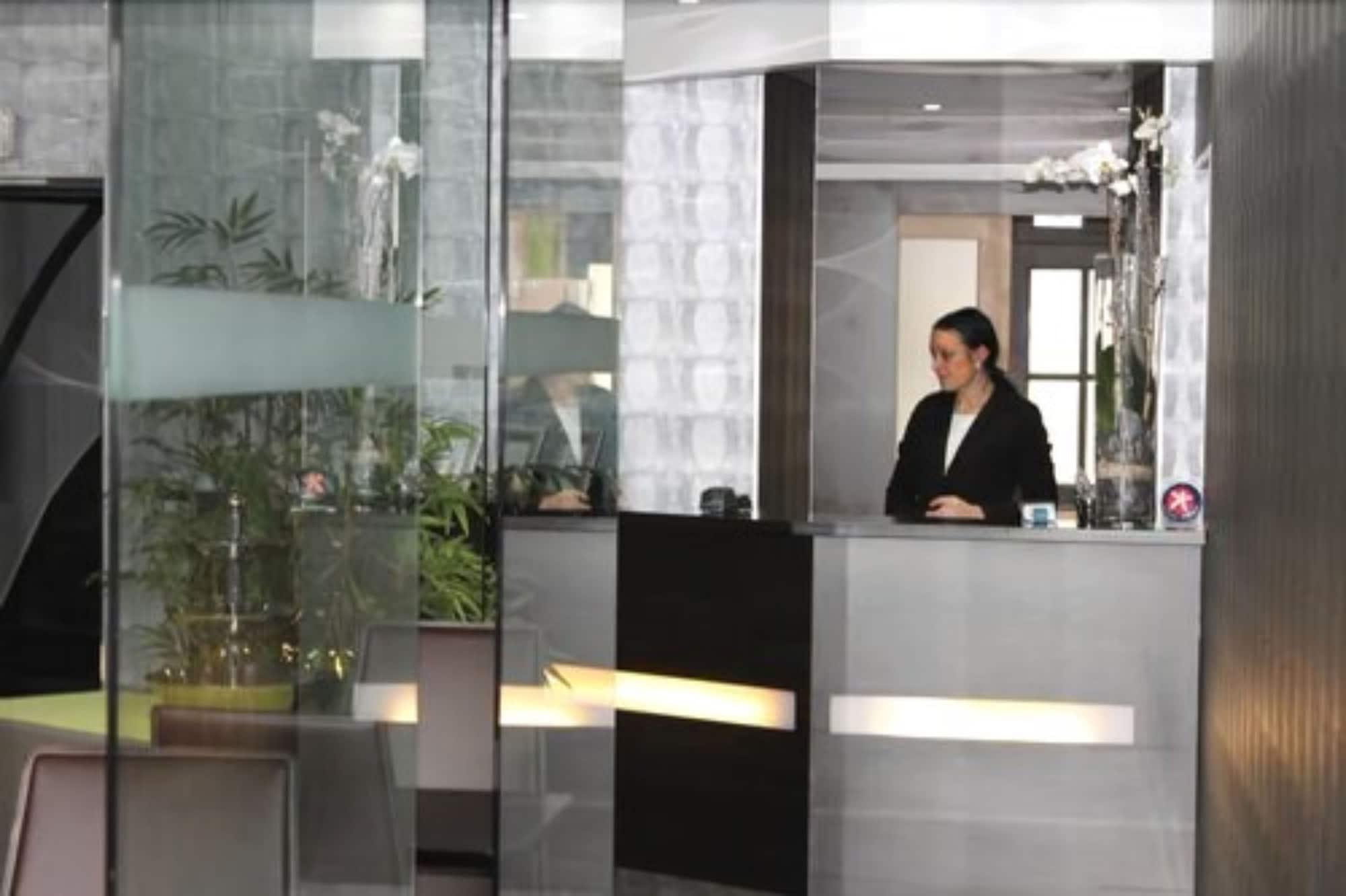 Vista Lobby Hotel The Originals du Grand Monarque