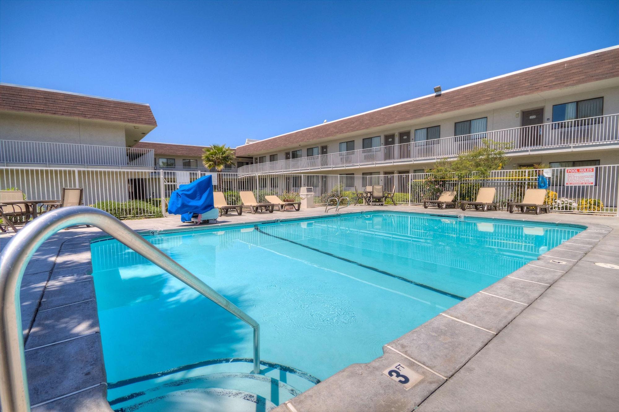 Vista Piscina Studio 6 El Paso, TX - East