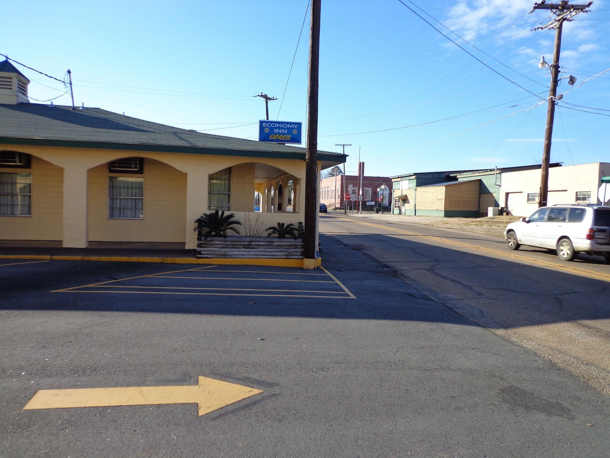Vista Exterior Economy Inn Express Warren