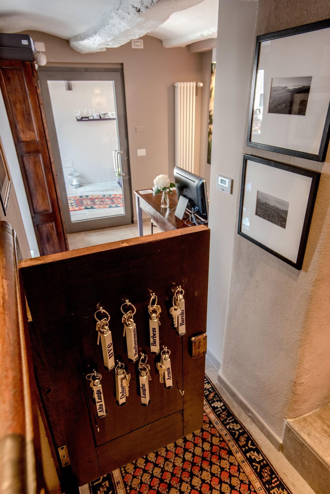 Vista Lobby Uve Rooms & Wine Bar