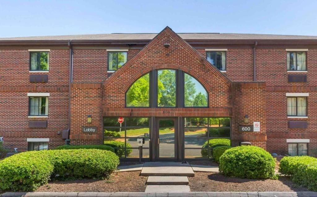 Vista Exterior Suburban Studios Cary – RDU Airport