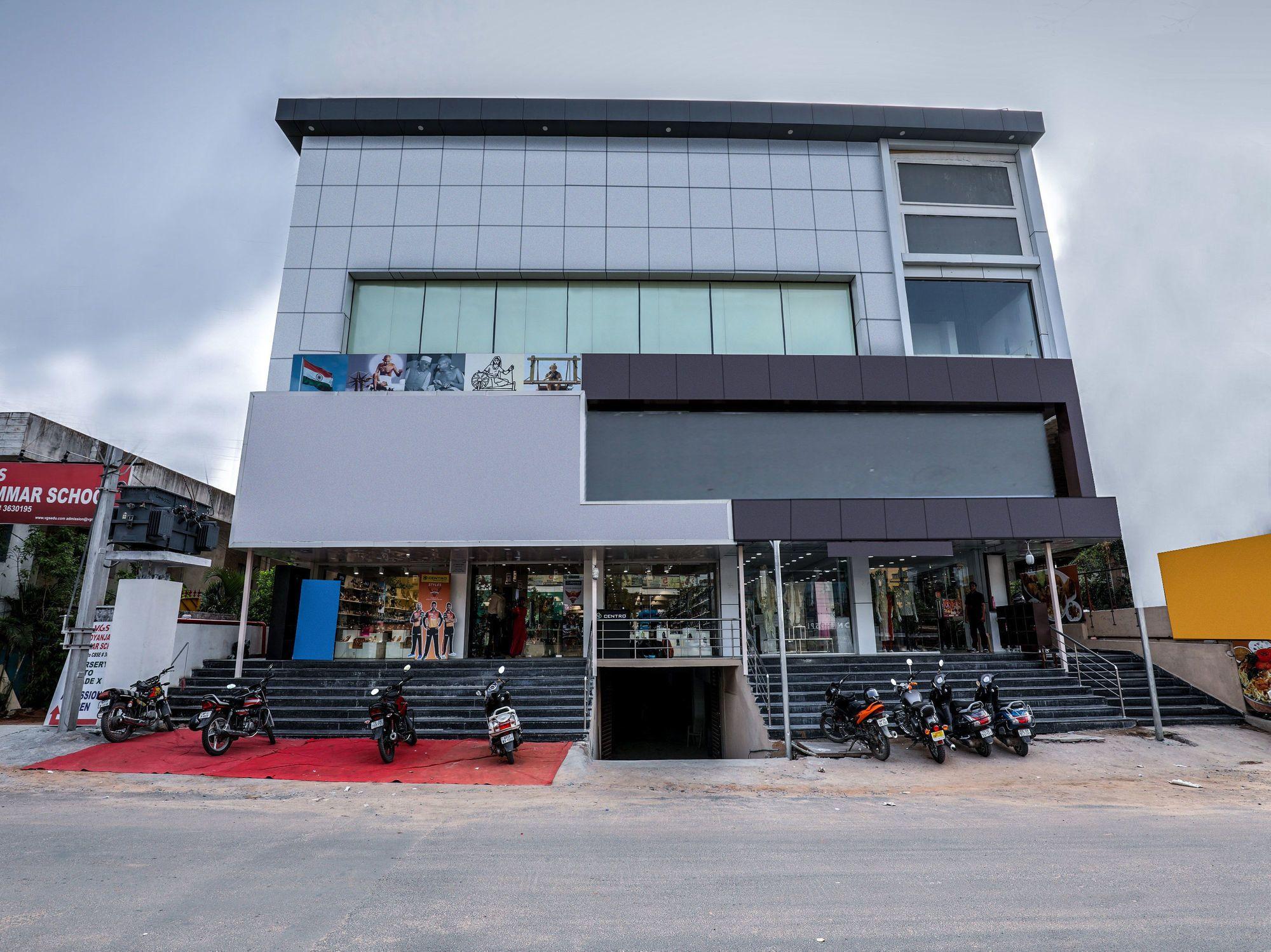 Vista Exterior OYO 14859 Akshara grand