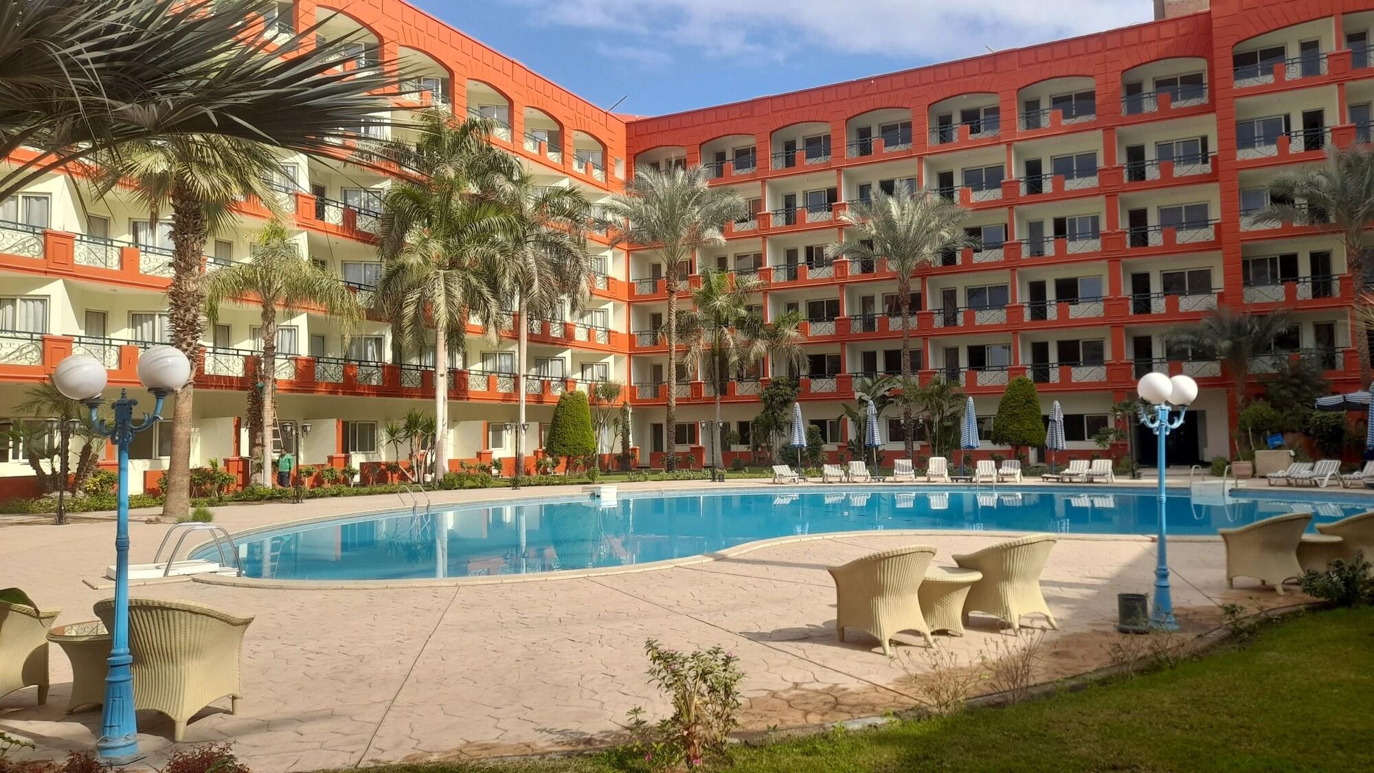 Varios Boudl Grand Pyramids