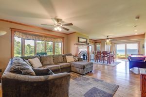 Alquiler Vacacional - Pool Access: Waterfront Lake Memphremagog Condo!