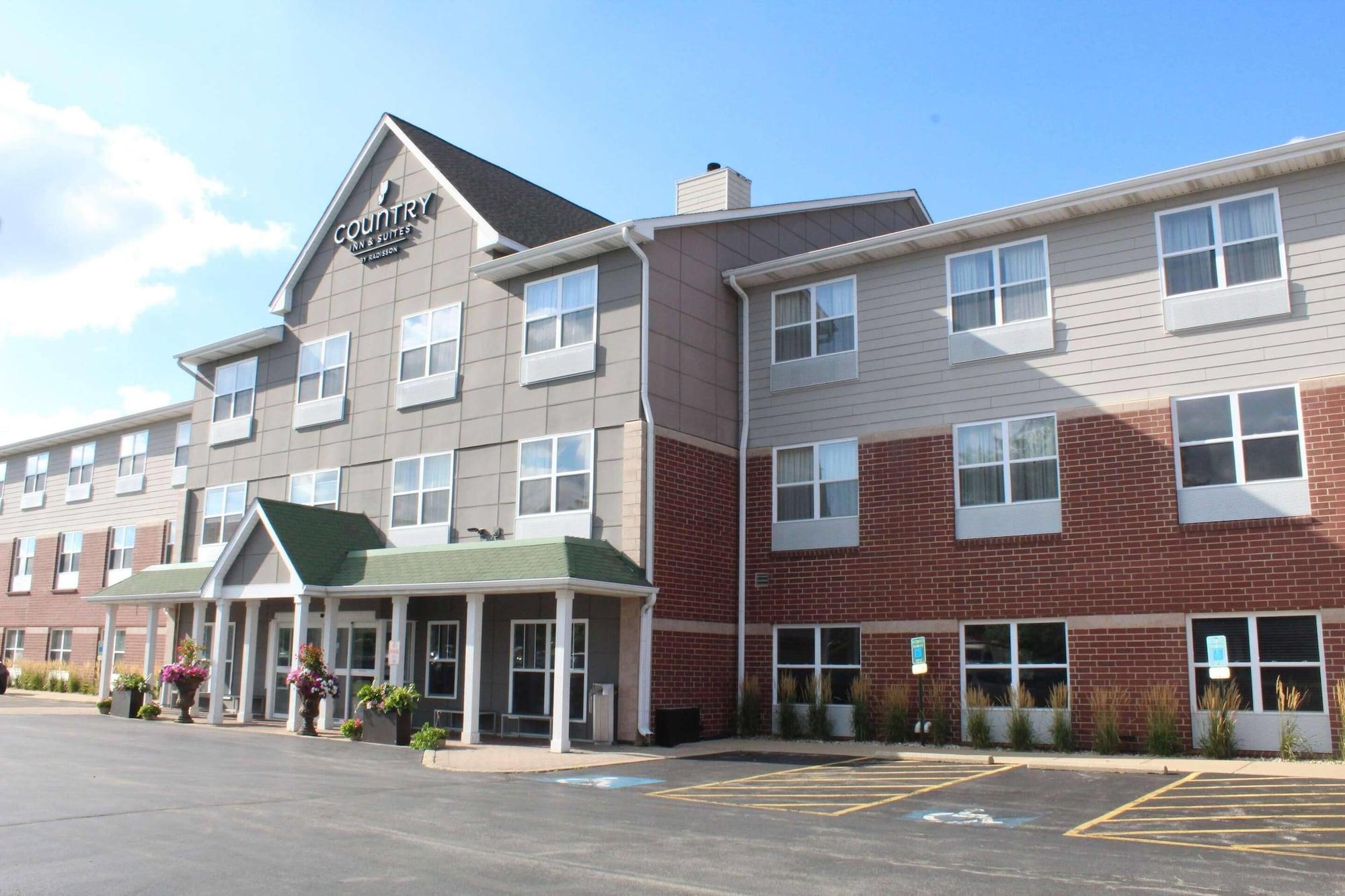 Vista Exterior Country Inn & Suites by Radisson, Crystal Lake, IL