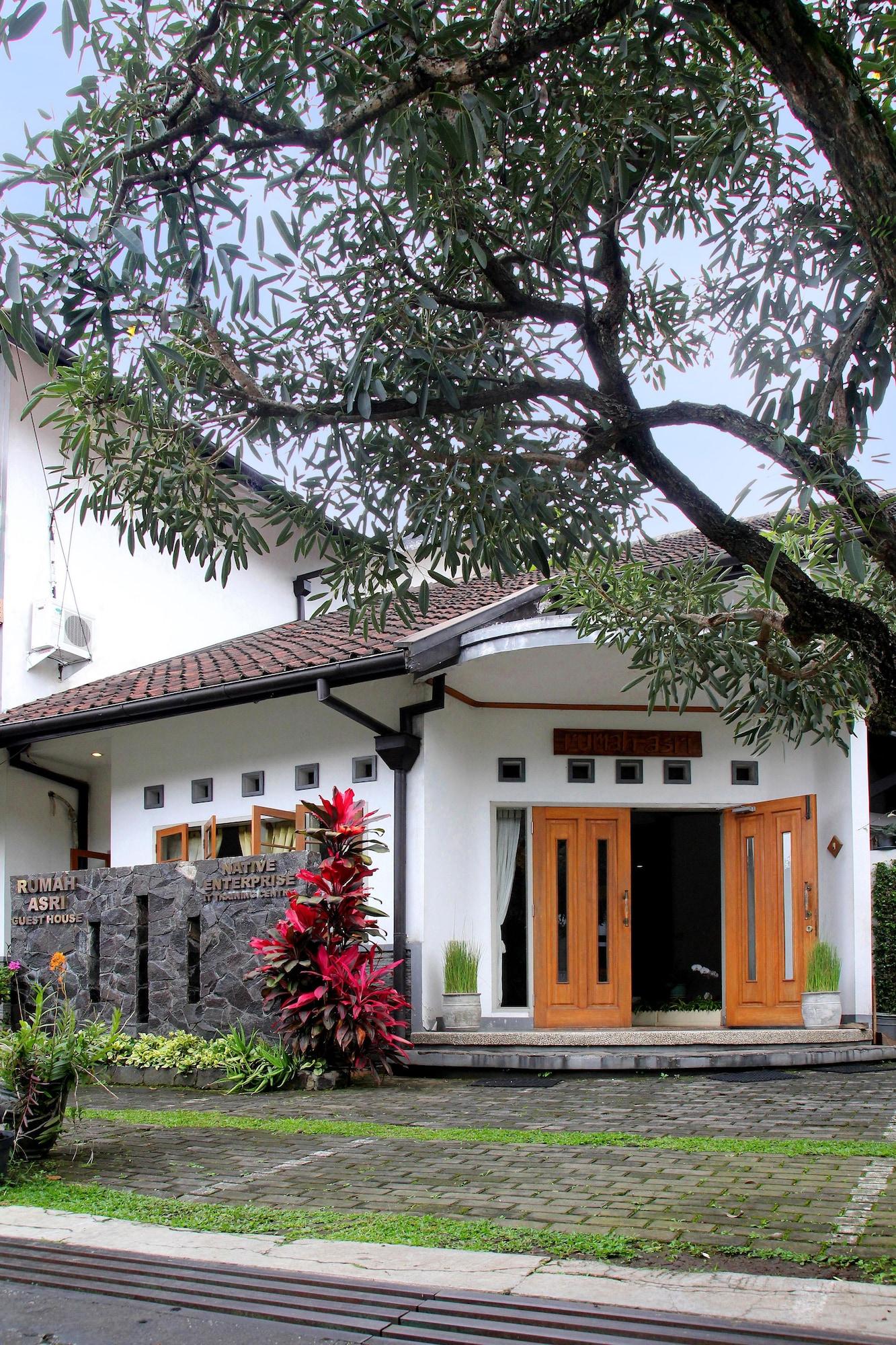 Vista Exterior Rumah Asri Bed And Breakfast