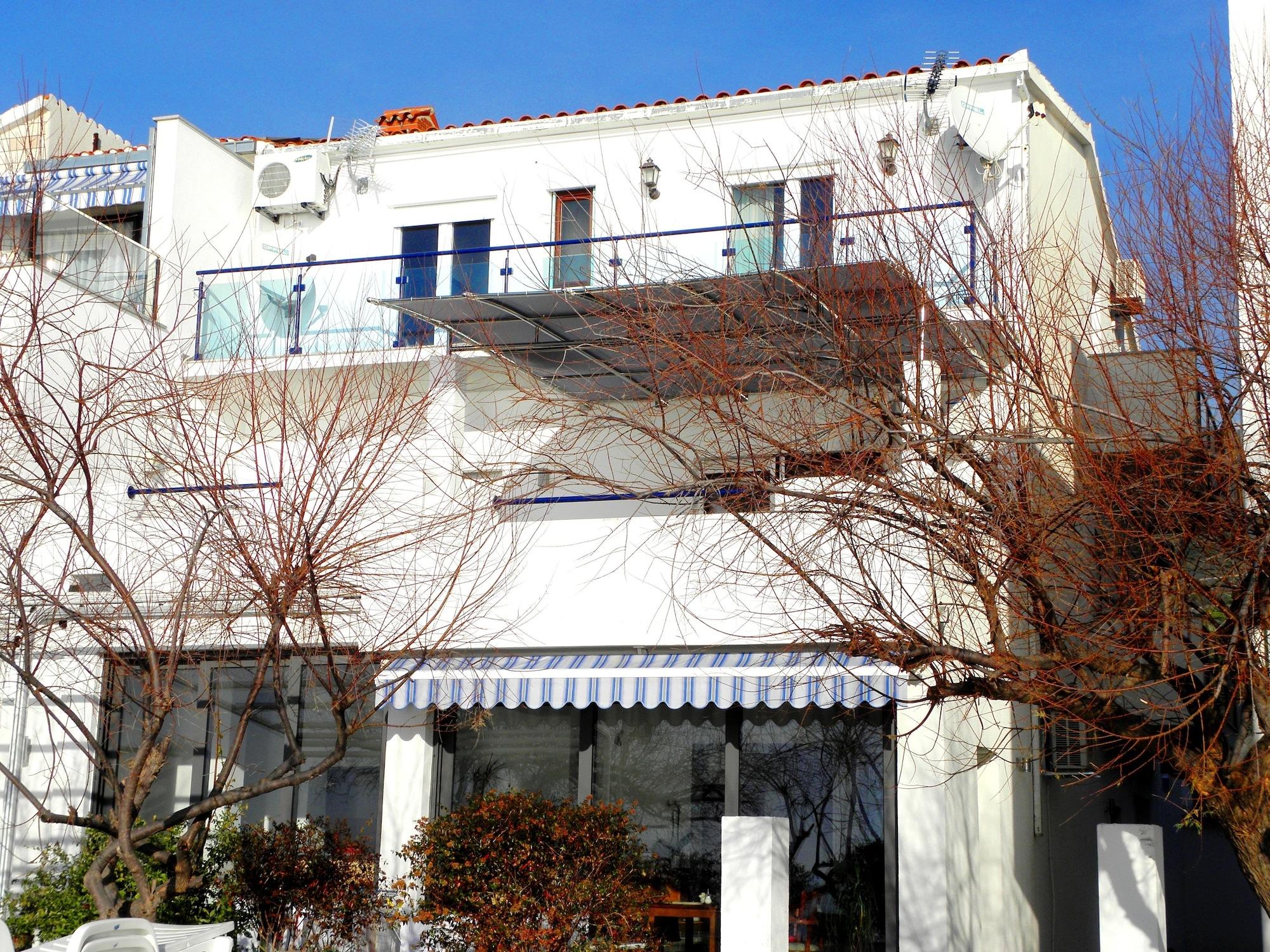 Vista Exterior Beachfront Villa Mediteran