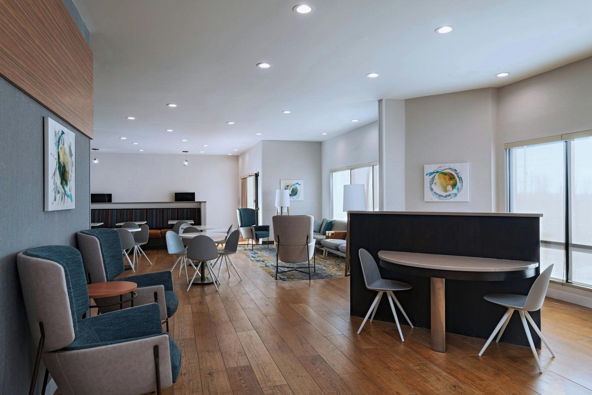 Vista Lobby TownePlace Suites by Marriott Ames