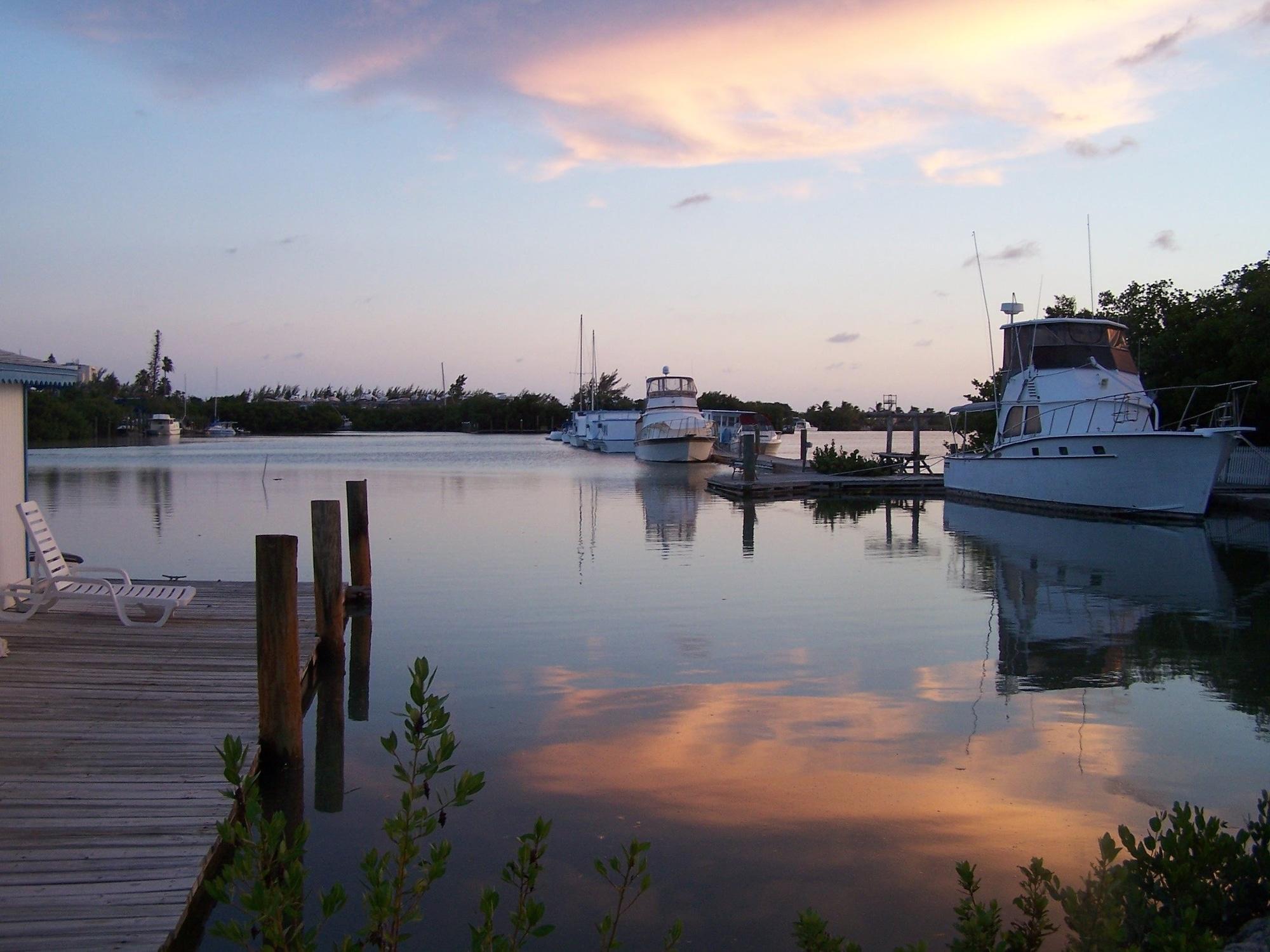 Varios Floating Sea Cove Resort & Marina