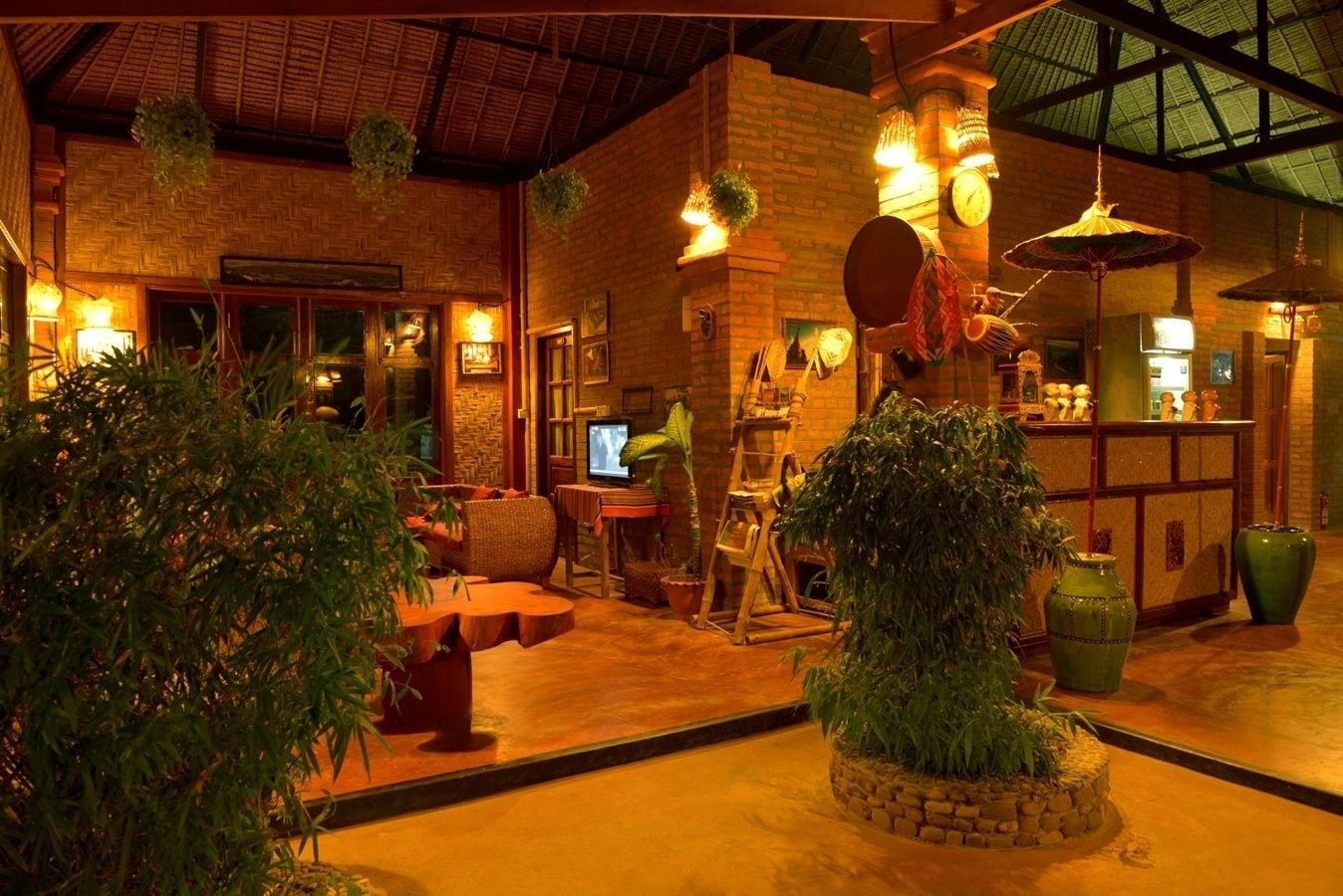 Restaurant Mr. Charles Riverview Lodge
