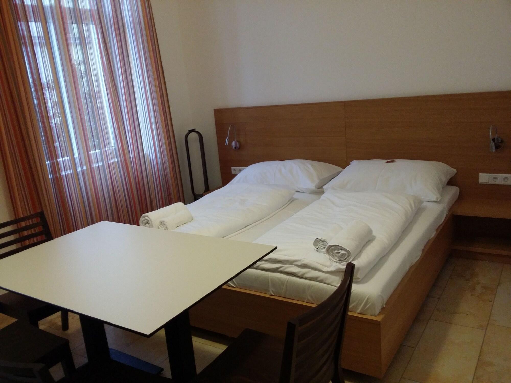 Varios Hotel Aton
