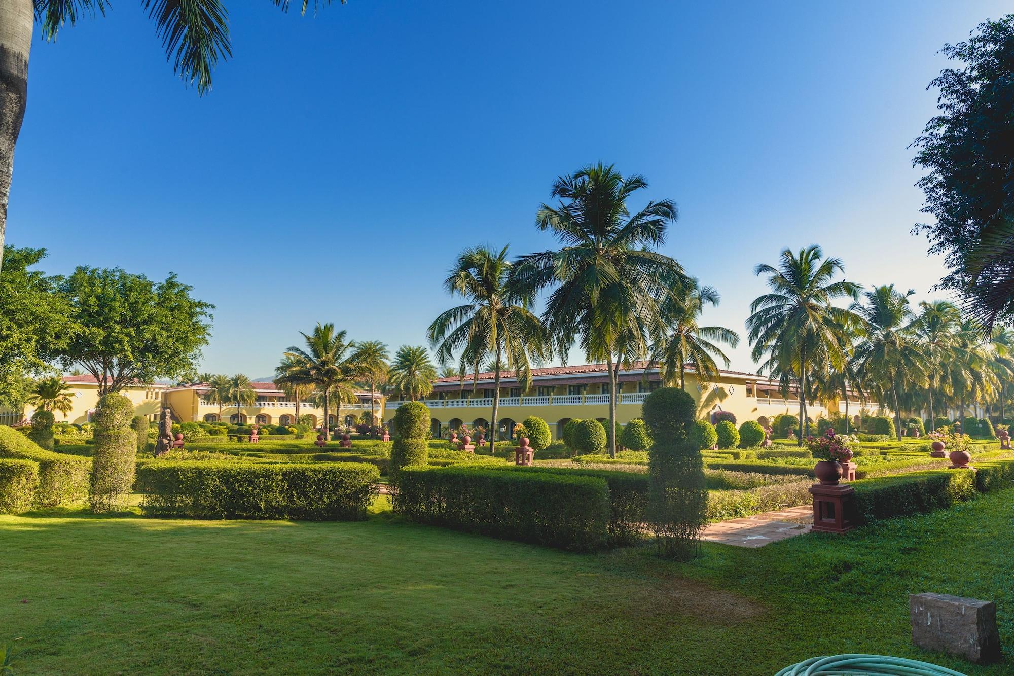 Vista Exterior The LaLiT Golf & Spa Resort Goa