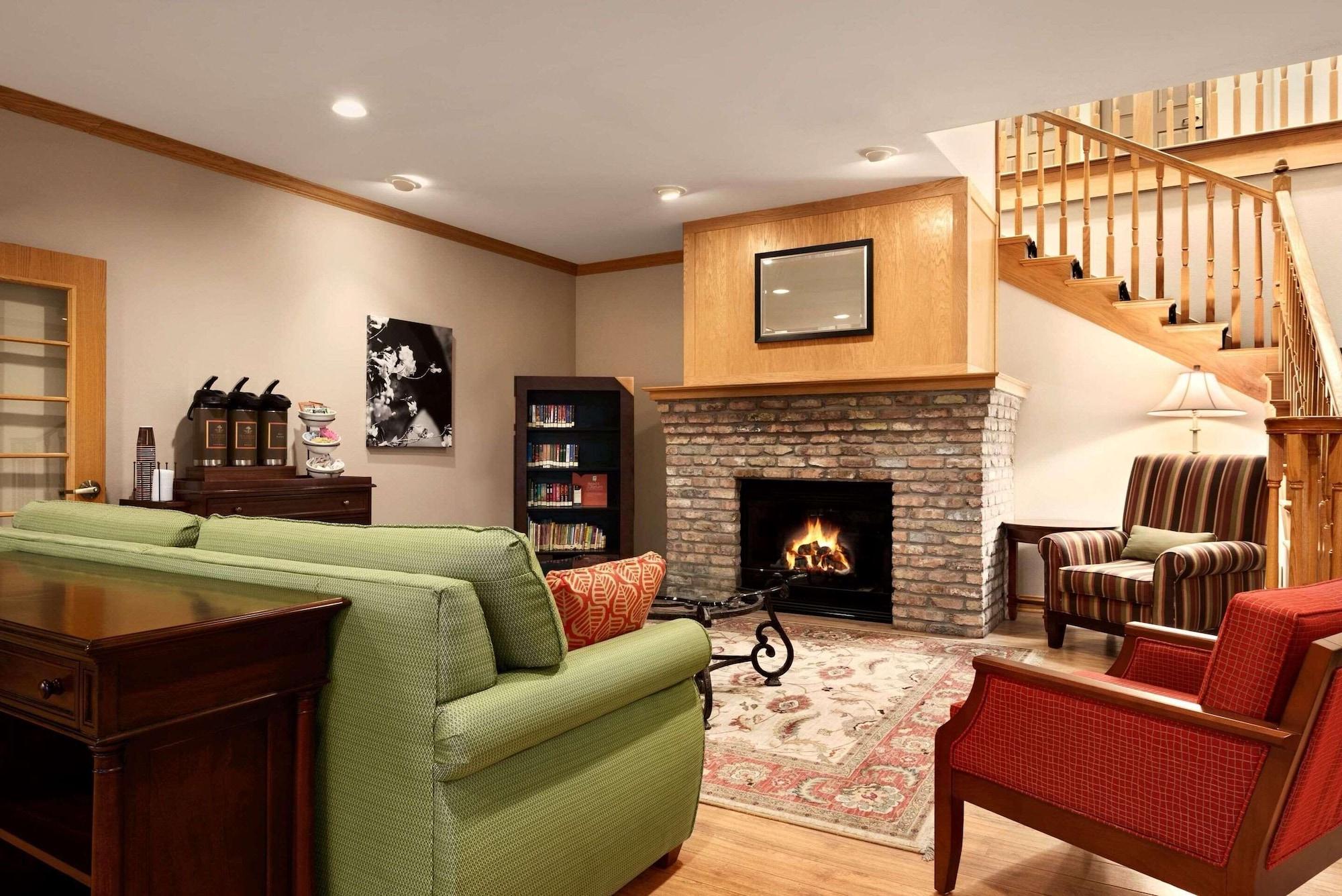 Vista Lobby Country Inn & Suites by Radisson, Clinton, IA
