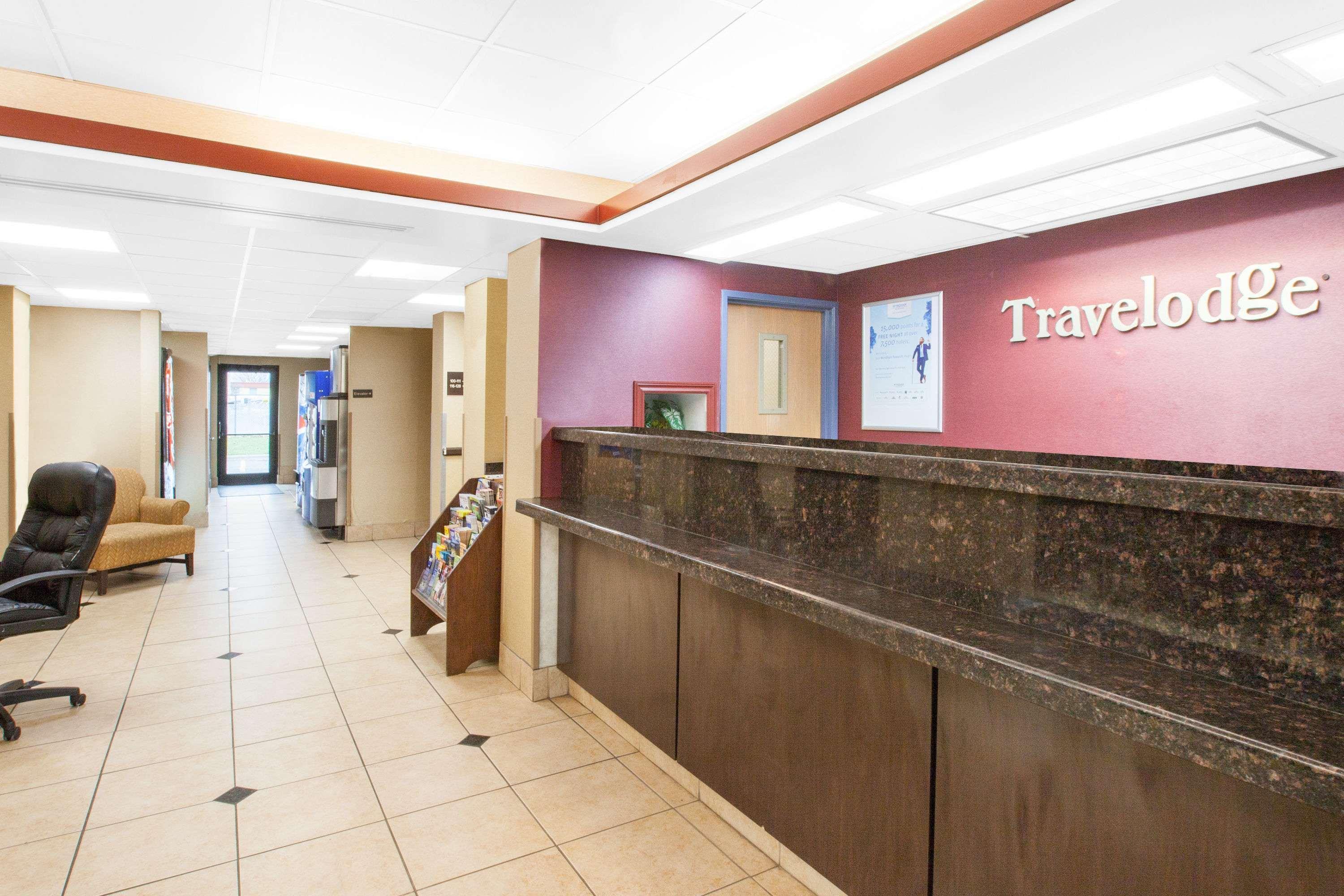 Vista Lobby Travelodge by Wyndham Romulus Detroit Airport