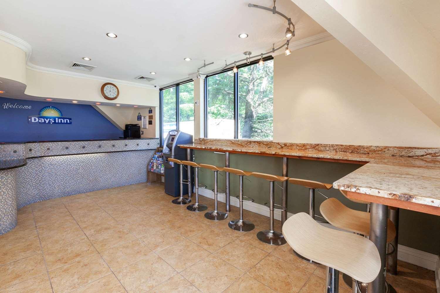 Vista Lobby Days Inn by Wyndham Nanuet / Spring Valley