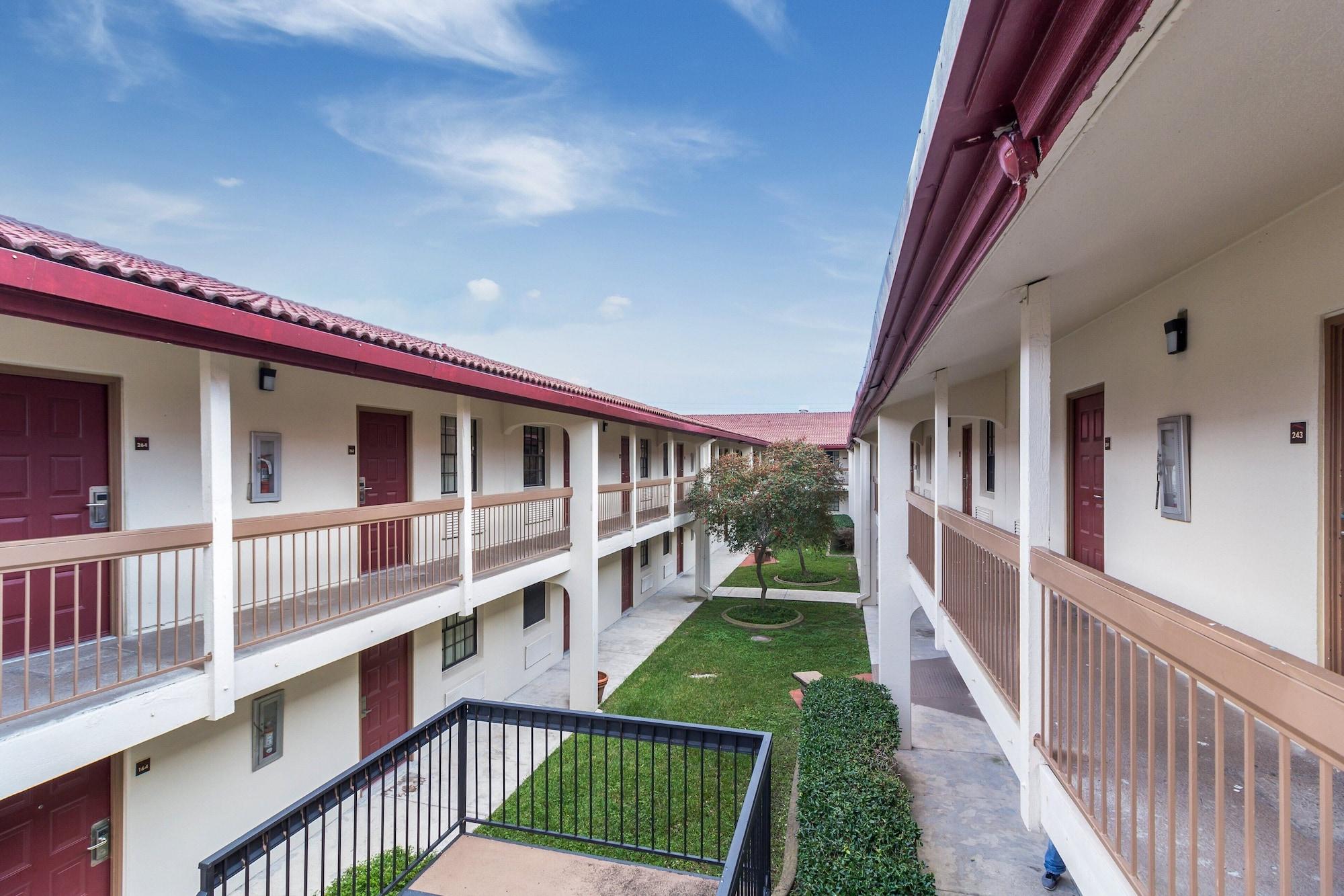 Vista Exterior Red Roof Inn Houston East – I-10