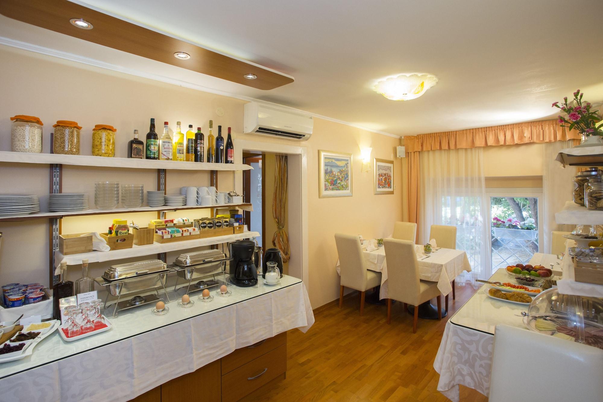 Bar/Salón Royal Suites