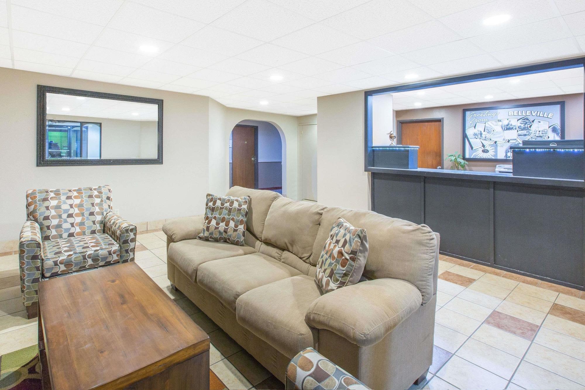 Vista Lobby Super 8 by Wyndham Belleville